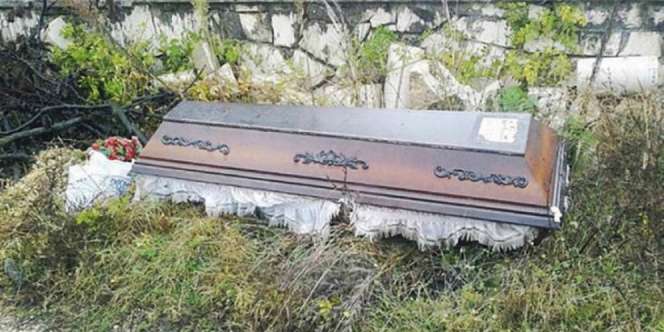 Ingin Hidup Bersama, Nenek Ini Gali Kuburan Suami