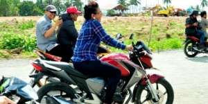 Kumpulan Foto Menteri Susi `Geber` Motor Laki