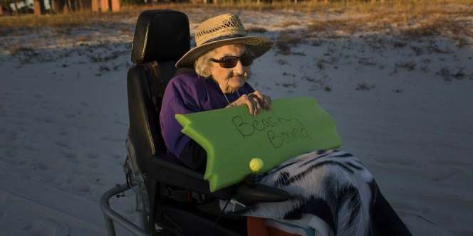 Keharuan Nenek 101 Tahun Pertama Kali ke Pantai