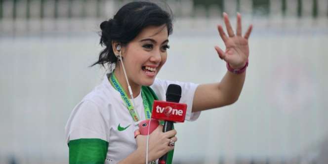 Presenter Putri Violla Jadi Idola di Piala AFF
