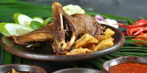 Nikmati Kelezatan Bebek Goreng H. Slamet