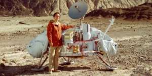 Misteri Dua Manusia Berjalan di Mars