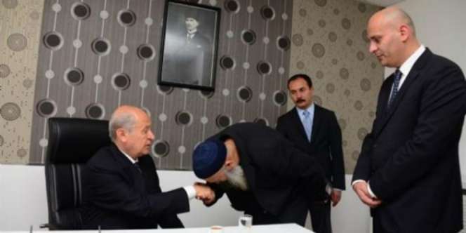 Pejabat Turki Dilarang Memberikan Tangan untuk Dicium Warga