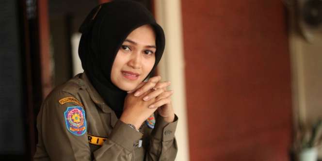 Satpol PP Ayu Depok: Garang di Luar, Lembut di Dalam