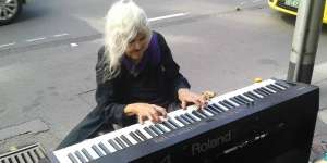 Permainan Piano Nenek 80 Tahun yang Memukau