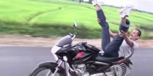 Yoga Menantang Maut di Atas Sepeda Motor