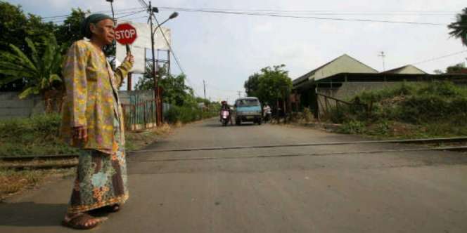 Nenek Penjaga Rel Itu Umroh Gratis