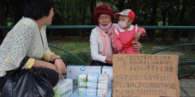 Berdandan Wanita, Pria Jual Pembalut Demi Obati Anak