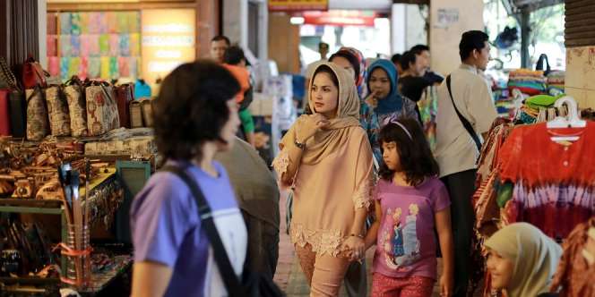 Kesederhaan Istri Cantik Gubernur Termuda di Indonesia