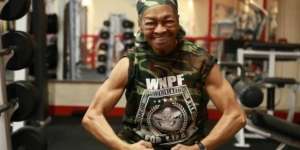 Berani Tantang si Nenek Super, Juara Angkat Berat
