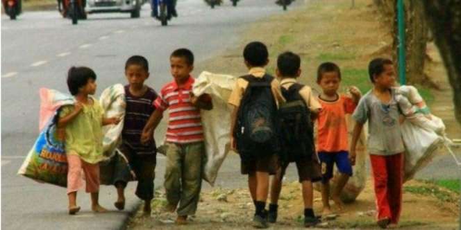 Bocah Karung Pencari Rezeki
