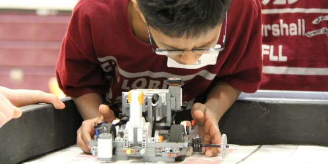 Anak Sopir dan Nelayan Gresik Ikut Lomba Robot Dunia