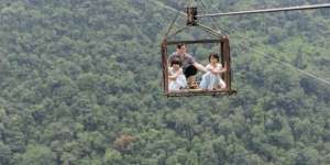 Kebiasaan Berbahaya Warga `Desa di Atas Awan`