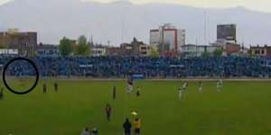 Pesepakbola Tersambar Petir Sampai Kepulkan Asap