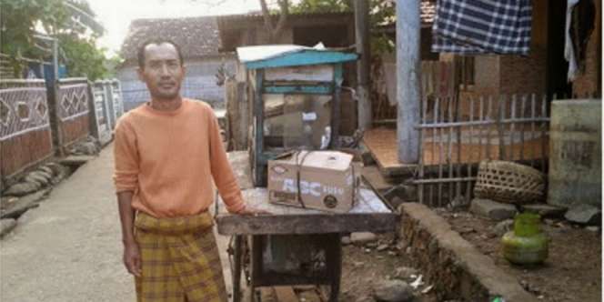 Mimpi Sederhana Penjual Sosis, Perbaiki Rumah Reyotnya