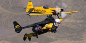 Manuver Mendebarkan `Manusia Jet`