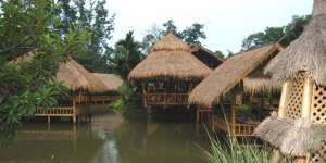 Gubug Makan Mang Engking : Sensasi Makan di Pinggir Danau