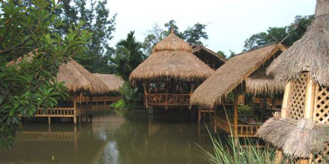Gubug Makan Mang Engking : Sensasi Makan di Pinggir Danau