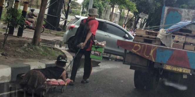 Kisah Haru Pengasong Jakarta, Belasan Tahun Bawa Anak Cacat