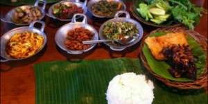 Alas Daun : Sensasi Makan Tanpa Piring