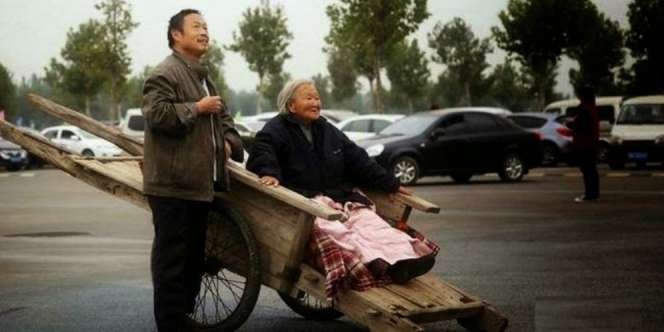 Bahagiakan Ibu dari Atas Gerobak