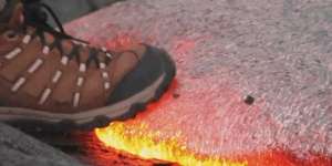 Begini Rasanya Berjalan di Lava Gunung Berapi