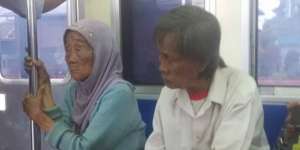 Kakek Misterius Getarkan Hati Penumpang Kereta