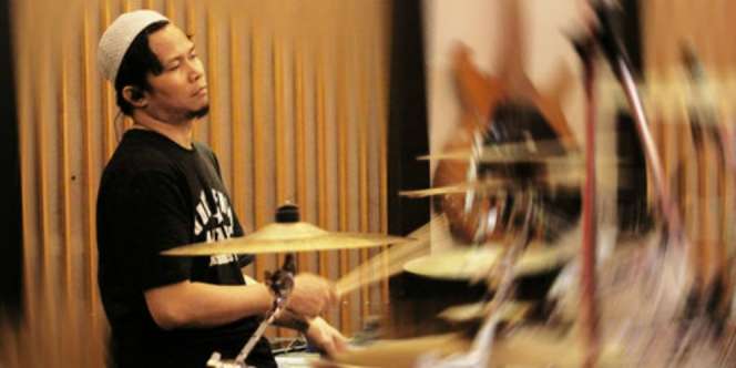 Ingin Perdalam Islam, Drummer NOAH Mundur