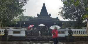 Jalan Menuju Makam Soeharto Tertimbun Longsor