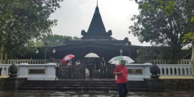 Jalan Menuju Makam Soeharto Tertimbun Longsor