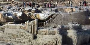 Air Terjun Beku yang Spektakuler