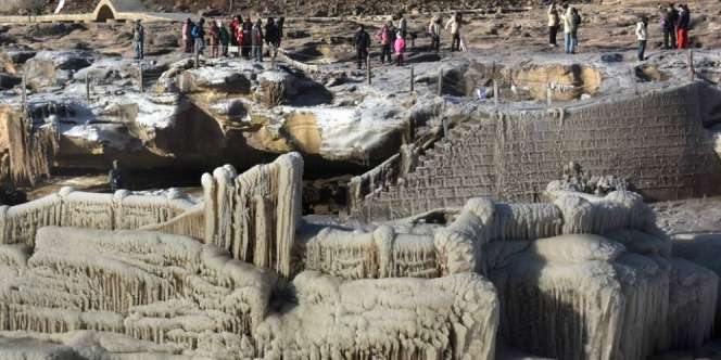 Air Terjun Beku yang Spektakuler