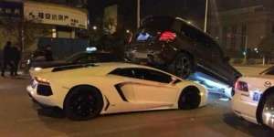 Lamborghini Seruduk Mercy Hingga Nangkring di Kap Mesin