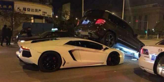 Lamborghini Seruduk Mercy Hingga Nangkring di Kap Mesin