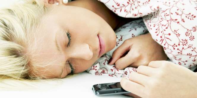 4 Hal yang Membuat HP Jadi `Teman` Tidur Setia