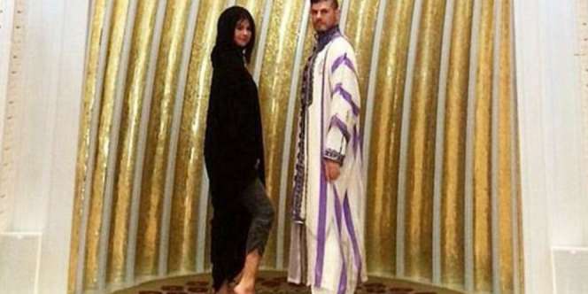 Tontonkan Aurat di Masjid Agung, Selena Gomez Dikecam