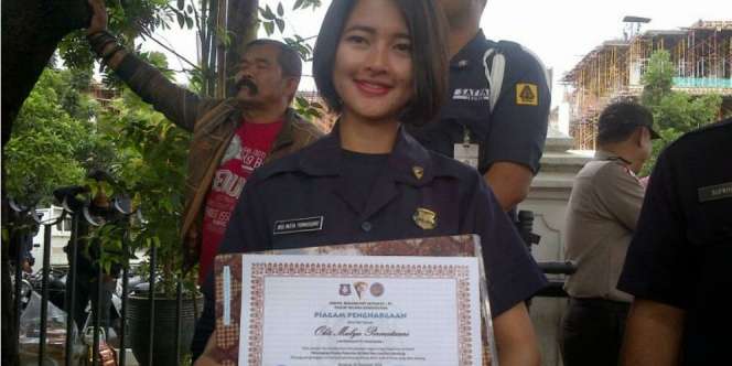 Aksi Satpam Cantik Raih Penghargaan 