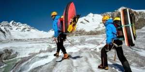 Aksi Penakluk Arus Sungai Pegunungan Es