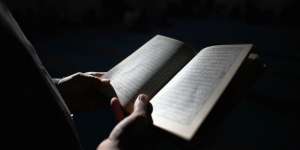 Mualaf Inggris Menangis Saat Baca Alquran