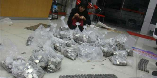 Beli Truk, Pria Ini Setor Receh Seberat 5 Ton