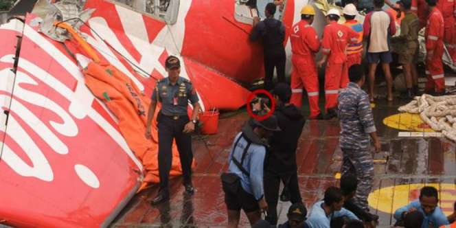 Media Asing Soroti Anggota TNI `Narsis` di Puing AirAsia