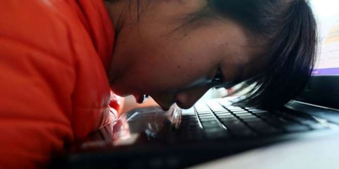 Kegigihan Gadis Lumpuh: Bisnis Online Pakai Hidung
