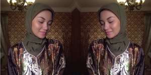 Ariel Tatum Makin Cantik dengan Hijab Sederhana