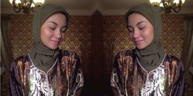 Ariel Tatum Makin Cantik dengan Hijab Sederhana