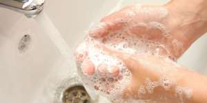 Tips Hilangkan Aroma Makanan Tanpa Sabun