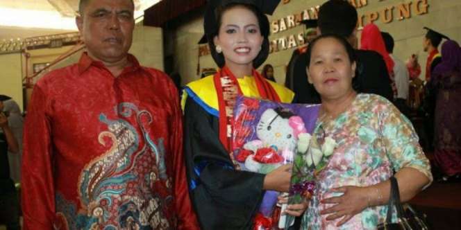 Putri Tukang Tambal Ban Jadi Wisudawati Terbaik
