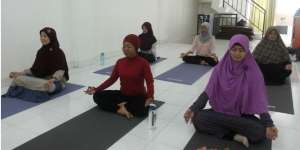 Latih Kesabaran dengan Yoga Muslimah