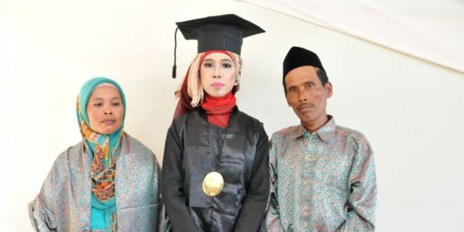 Putri Buruh Tani Itu Mahasiswa Terbaik UIN Walisongo