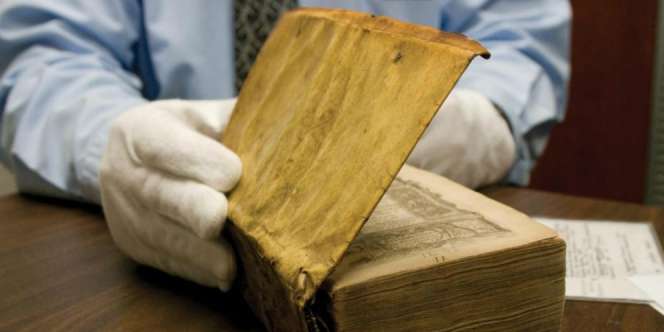Buku Langka Koleksi Harvard Bersampul Kulit Manusia