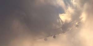 Momen Menegangkan, Pesawat `Ditelan` Awan Hitam